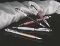 Guličkové pero, s kryštálomSWAROVSKI®, s bielymi kryštálmi, 14 cm, ART CRYSTELLA, svetlofialové