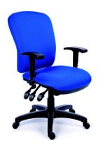 Kancelárska stolička, s nastaviteľnými opierkami, modré čalúnenie, čierny podstavec, MaYAH "Comfort"
