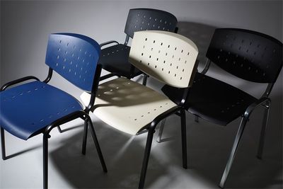 Konferenčná stoličkak, dierkovaný plast,"TAURUS PN Layer ", čierna